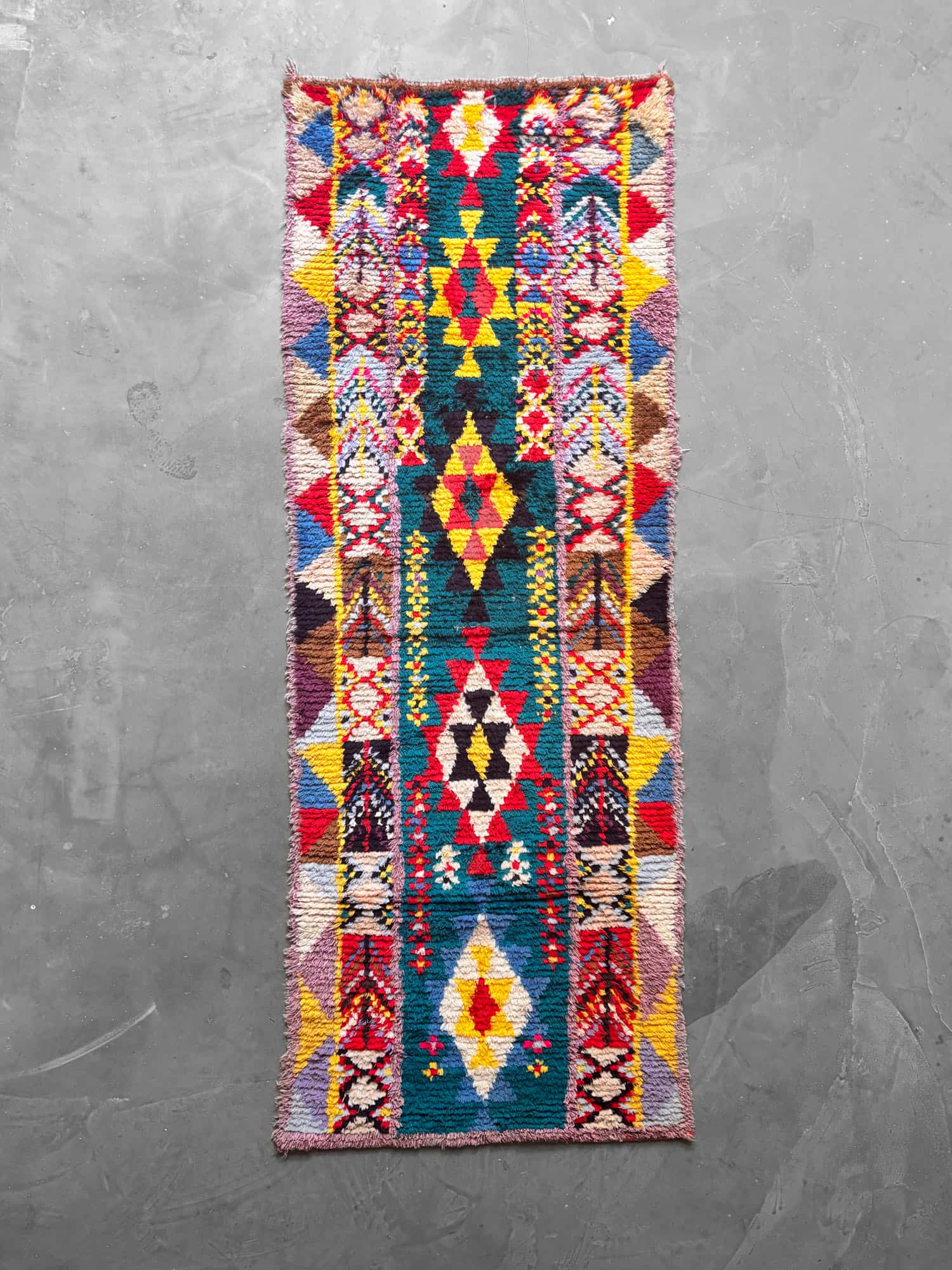 alfombra boucherouite en colores vivos verde amarillo rojo