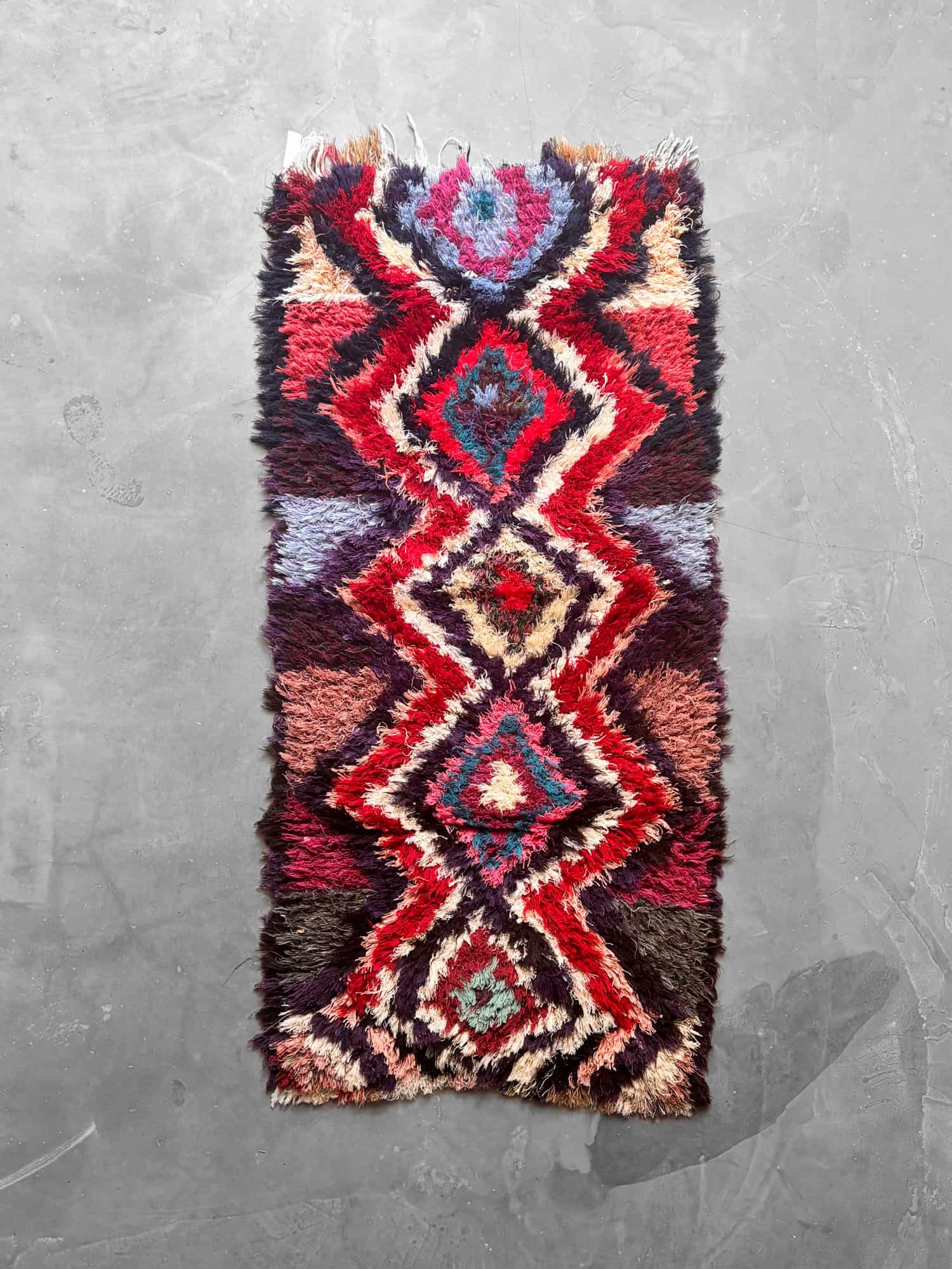 alfombra boucherouite en tonos rosas granates y azules