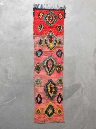 alfombra boucherouite runner en tonos rojos y rosas
