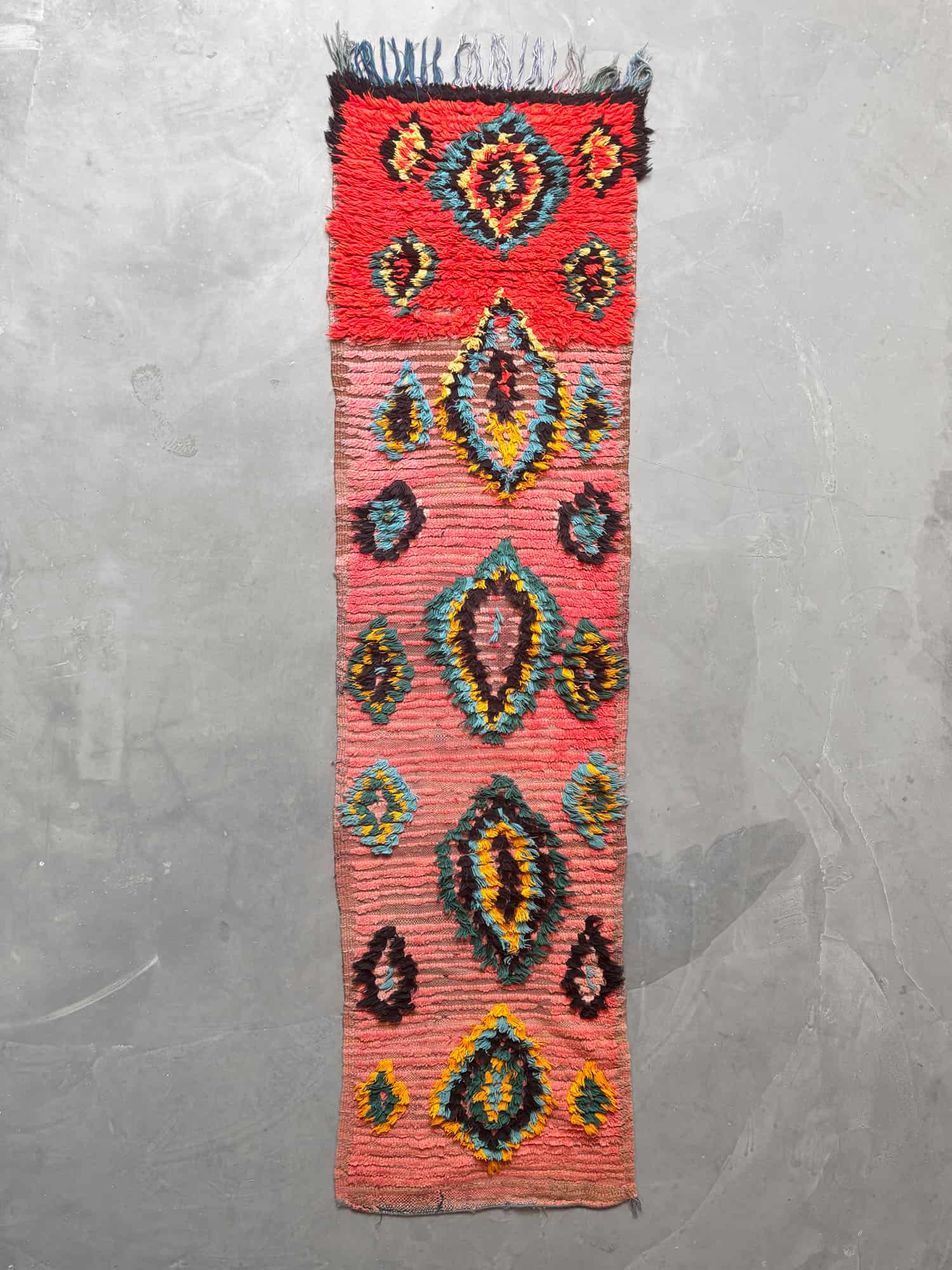 alfombra boucherouite runner en tonos rojos y rosas