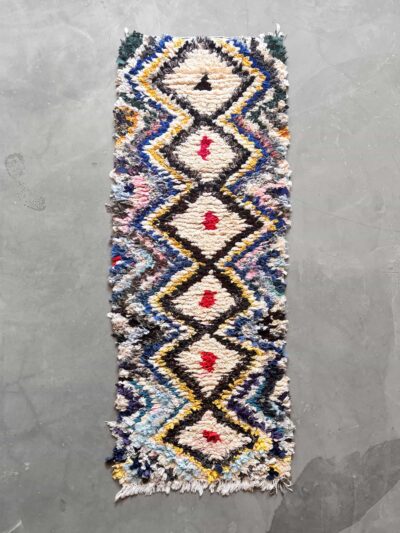 alfombra boucherouite con retales de tejido en varios colores