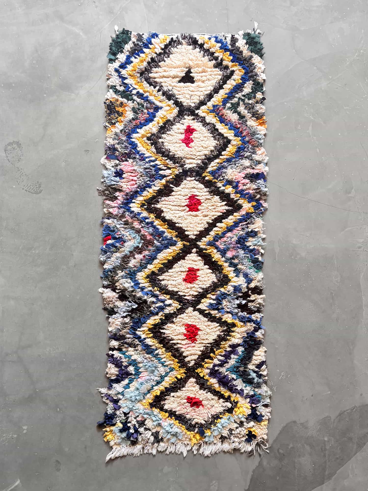 alfombra boucherouite con retales de tejido en varios colores