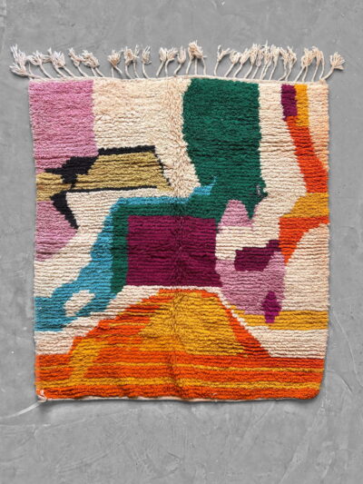 Alfombra marroquí Boujad nueva con composición abstracta en rosa, verde, ciruela, turquesa y naranja sobre fondo crema, vista general