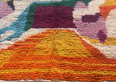 Alfombra Boujad nueva de composición abstracta en rosa, verde, ciruela, turquesa y naranja, vista en perspectiva