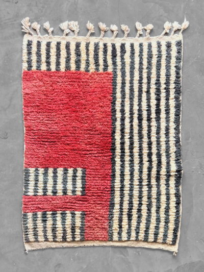 Alfombra marroquí Boujad con bloque rojo y rayas verticales gris antracita y crema, flecos con borlas, vista general desde arriba