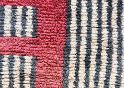 Detalle del pelo de alfombra Boujad, bloque rojo y rayas gris antracita y crema