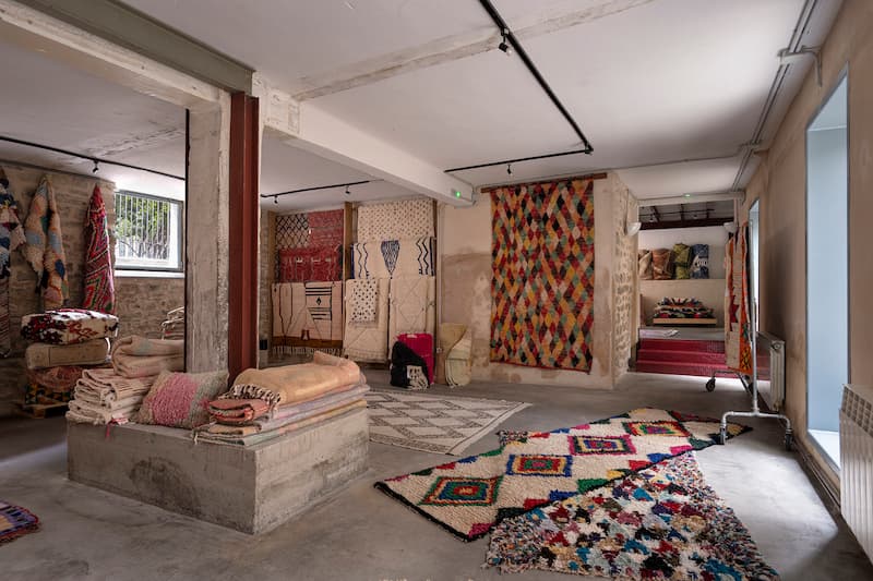 Alfombras amazigh expuestas en el showroom de Boucheruit en Vitoria-Gasteiz
