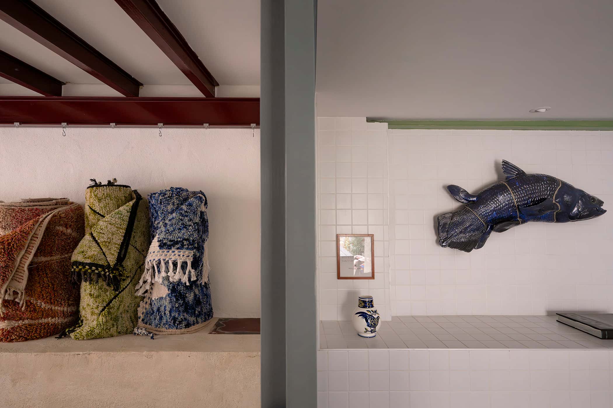 Detalle del showroom de Boucheruit con alfombras enrolladas