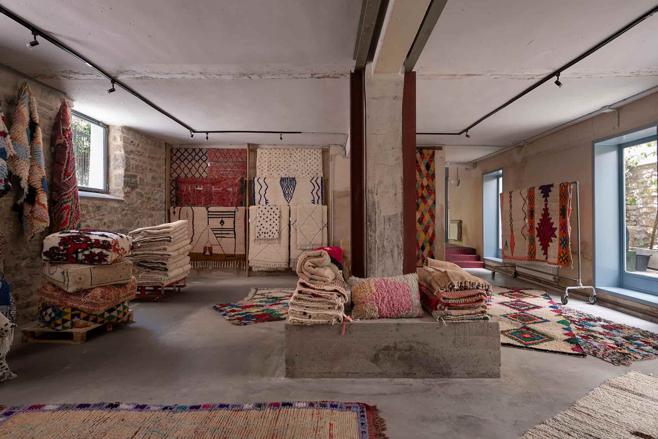 Interior del showroom de Boucheruit en Vitoria-Gasteiz con alfombras bereberes