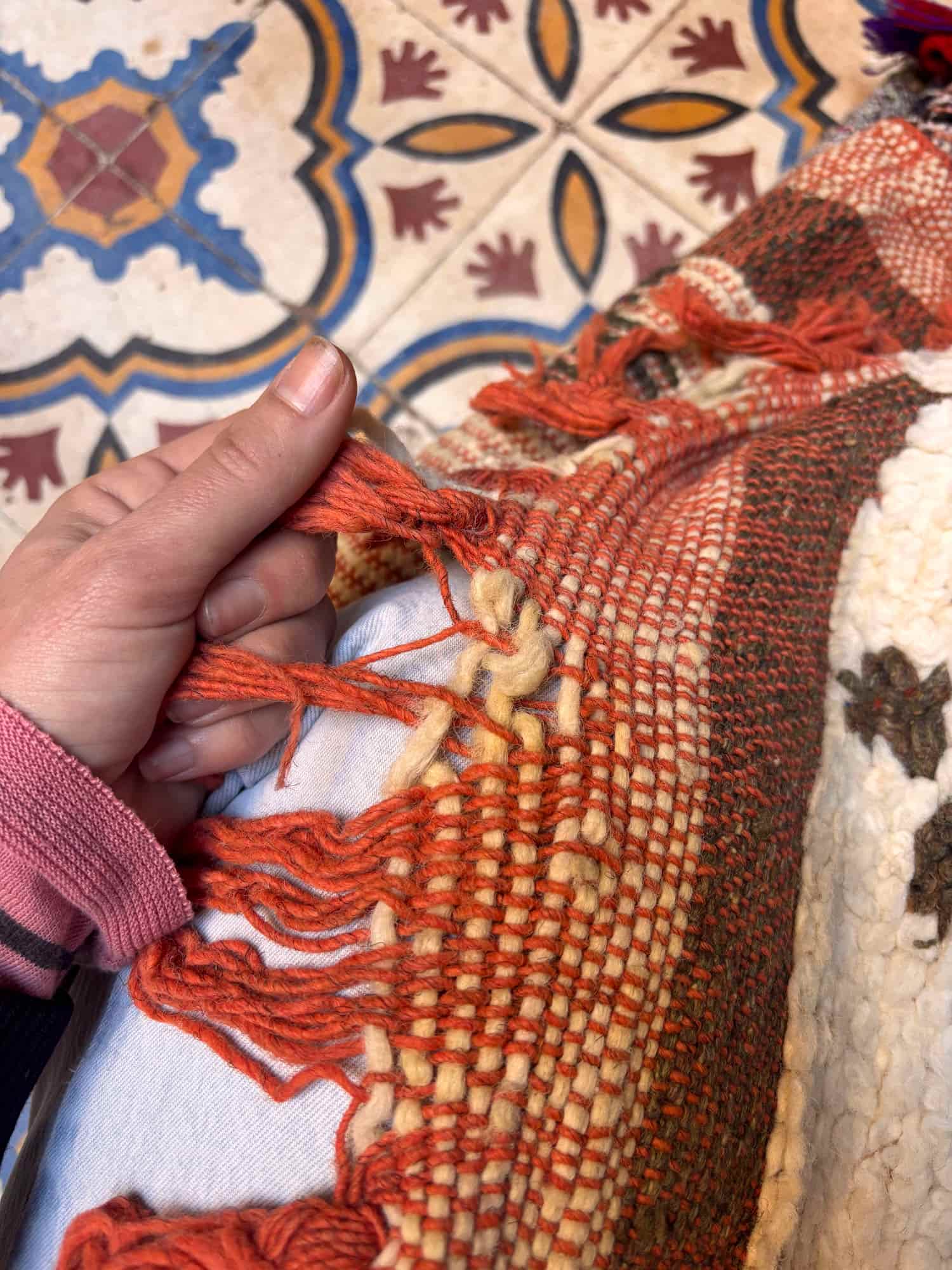 Detalle de una alfombra amazigh vintage tejida a mano