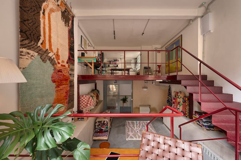 Interior del showroom de Boucheruit en Vitoria-Gasteiz, con alfombras amazigh colgadas y expuestas en el espacio